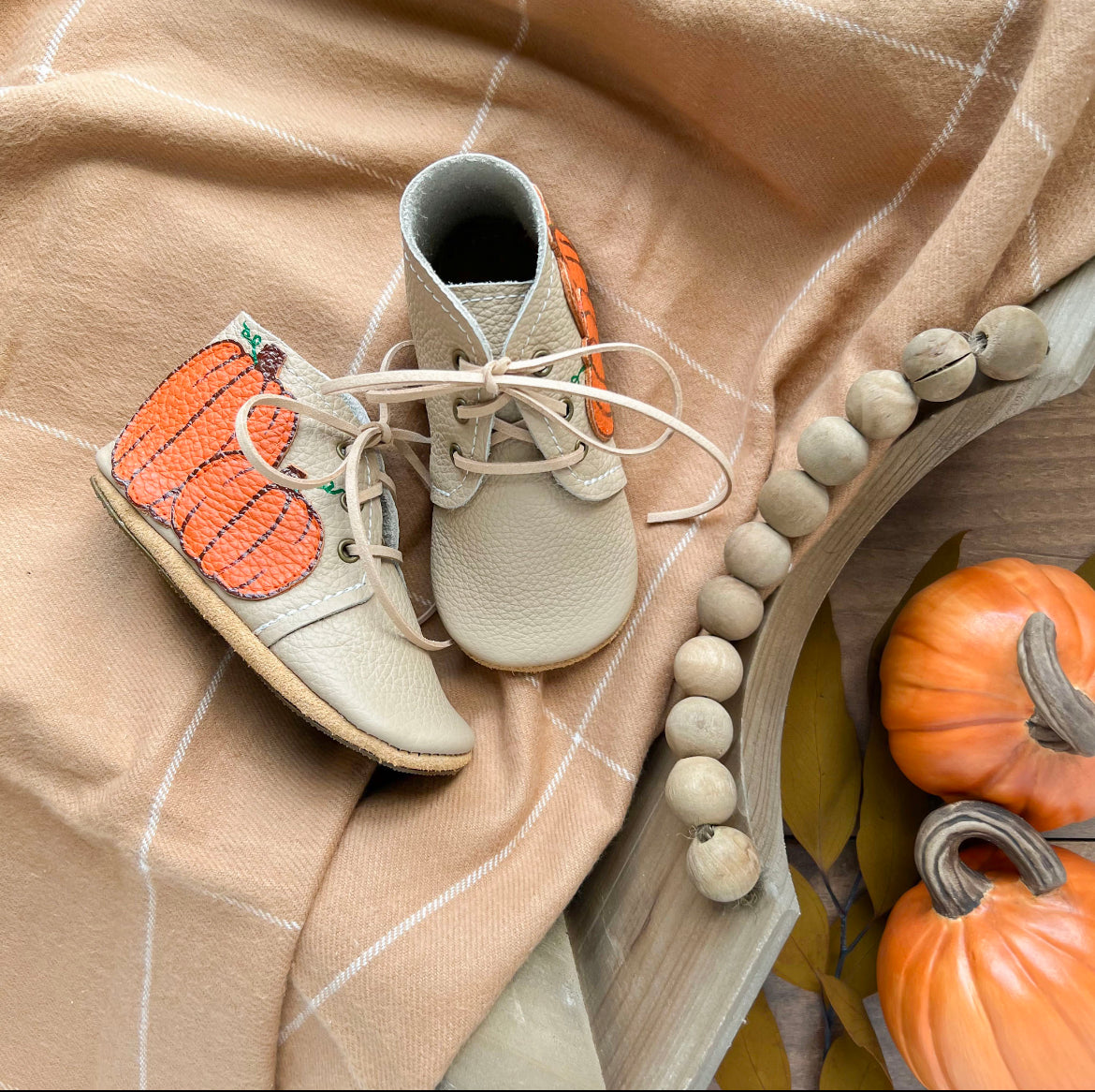 Load image into Gallery viewer, High Top Oxfords - Oat w/ Pumpkins
